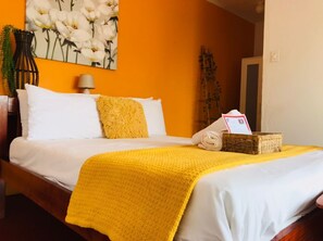 Studio | Safe på rommet, individuelt dekorert, skrivebord og blendingsgardiner