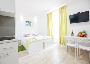 Iron/ironing board, free WiFi, bed sheets
