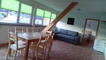 Apartemen | Area keluarga | TV layar datar