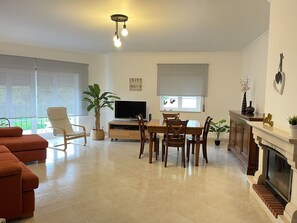Familie appartement, 2 slaapkamers | Woonruimte | Flatscreentelevisie en een open haard