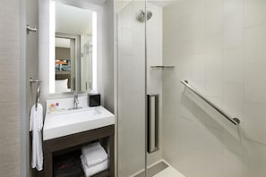 Shower, designer toiletries, hair dryer, towels - Hyatt Place New York City/Times Square (New York)