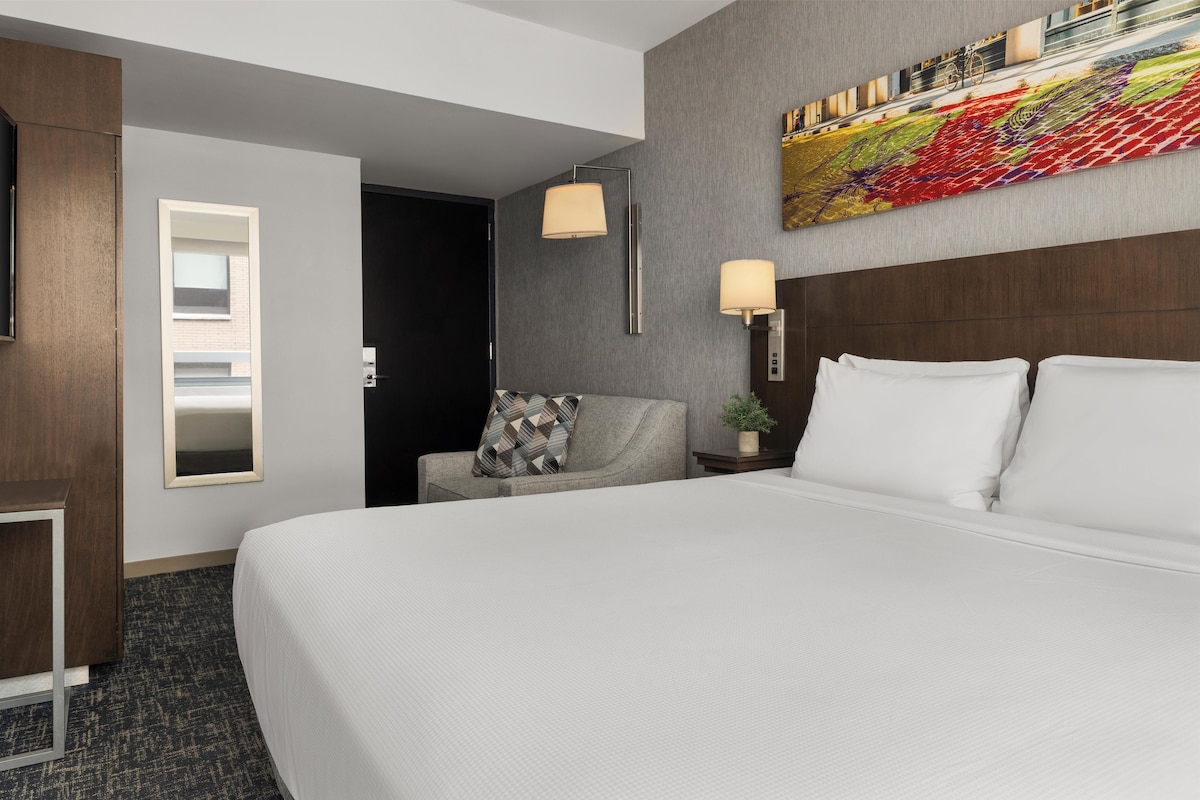 Hypo-allergenic bedding, in-room safe, desk, laptop workspace