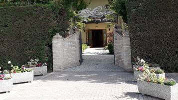 المنشأة من الخارج