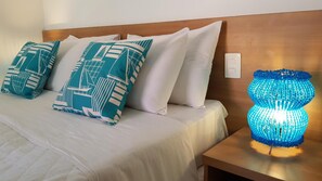 Minibar, con stile personalizzato, una scrivania, tende oscuranti