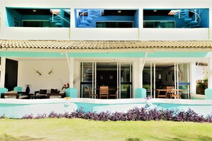 A two-story house with a swimming pool, outdoor seating, and a tiled roof. - Villa Caracol (Ipojuca)