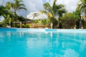 Piscine extérieure, chaises longues