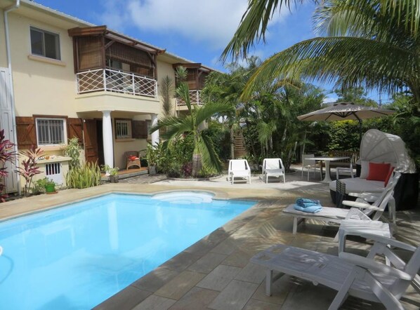 Piscine extérieure, chaises longues