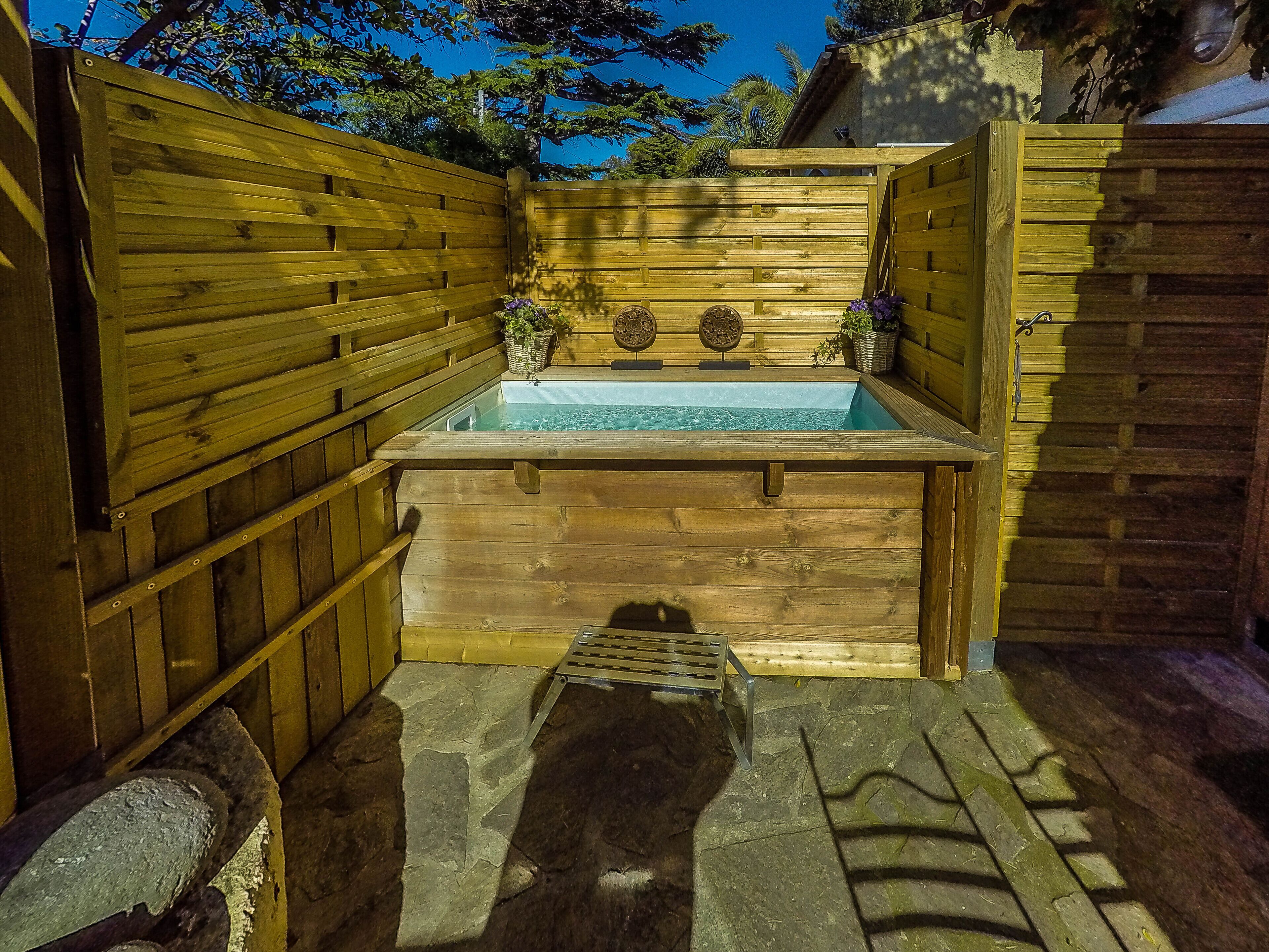 Bain à remous extérieur