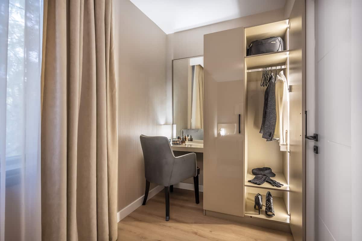 2 habitaciones, escritorio y espacio para trabajar con laptop