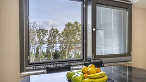 A dining area with a table, chairs, and a fruit bowl. - Ciragan Suites Bosphorus (Istanbul)
