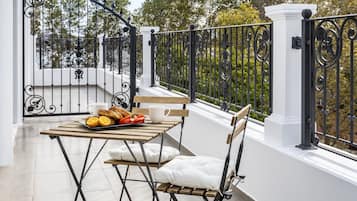 Queen Terrace Penthouse | Hiên