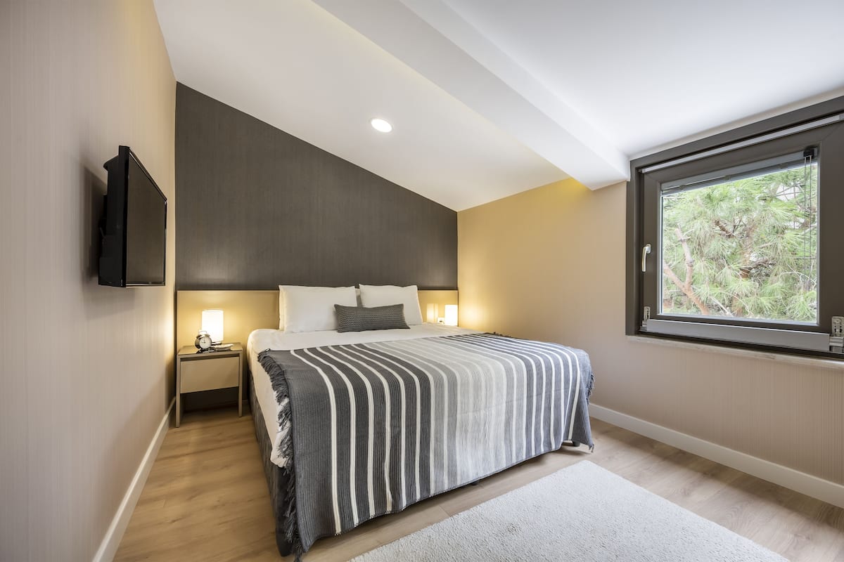 2 habitaciones, escritorio y espacio para trabajar con laptop
