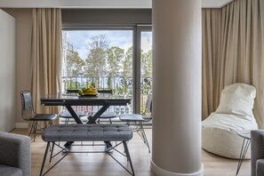 Sea View King Suite | Living area | 42-inch LCD TV with satellite channels, TV, heated floors - Ciragan Suite Bosphorus (Istanbul)