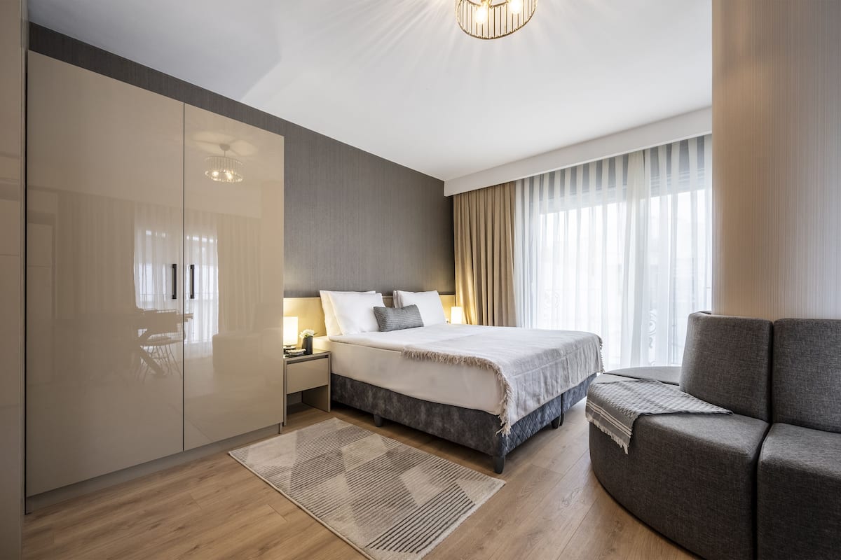 2 habitaciones, escritorio y espacio para trabajar con laptop