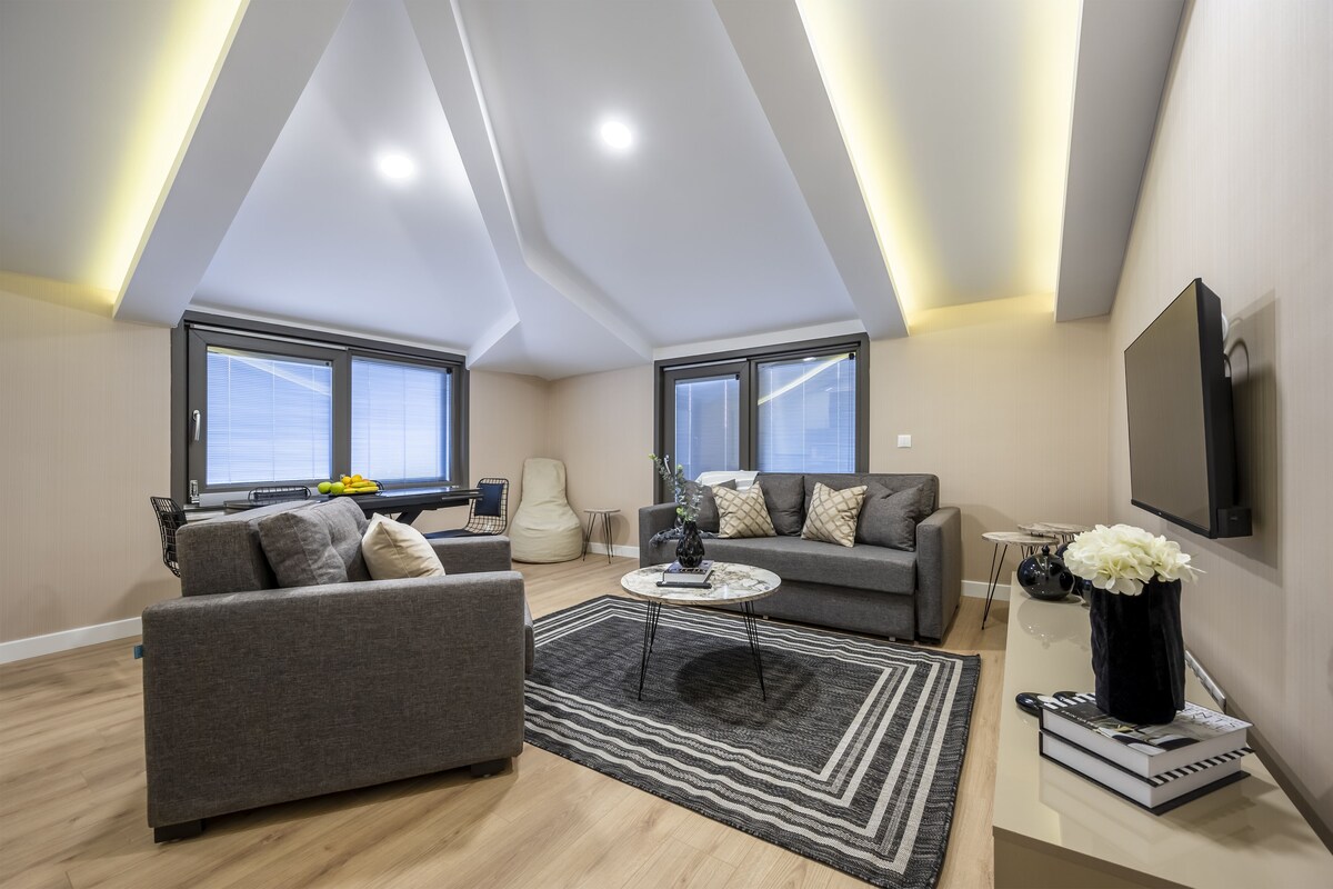 Senior Terrace Seaview Suite | 거실 공간 | 위성 채널 시청이 가능한 42인치 LCD TV, TV, 바닥 난방/온돌