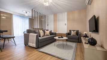 Senior Suite | Escritorio, espacio para trabajar con un portátil, cortinas opacas