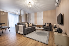 Desk, laptop workspace, blackout curtains, soundproofing - Ciragan Suites Bosphorus (Istanbul)