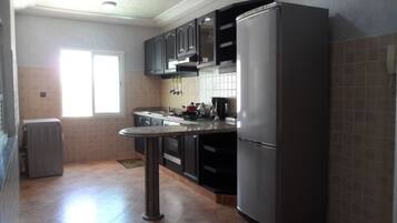 Apartemen | Dapur pribadi | Lemari es besar, oven, kompor, dan mesin pembuat kopi/teh