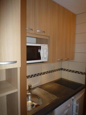Fridge, microwave, stovetop, dishwasher - studio - 1 room - 3/4 persons (La Plagne Tarentaise)