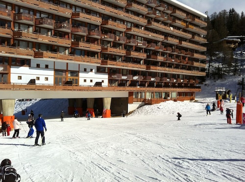 PLAGNE CENTRE STUDIO SKIS AUX PIEDS EXPOSITION SUD AVEC BALCON