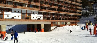PLAGNE CENTRE STUDIO SKIS AUX PIEDS EXPOSITION SUD AVEC BALCON