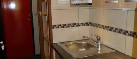 Kühlschrank, Mikrowelle, Herdplatte, Geschirrspüler