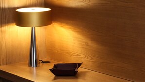 Une lampe posée sur une surface en bois dont la finition est lisse.