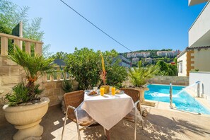 Outdoor dining - Apartments Aura - Comfort Studio Apartment a with shared swimming pool (Dubrovnik)