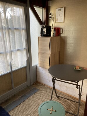 Standard Room, 1 Queen Bed, Annex Building | Living area - L'Ecrin de L'Ocean, 80 mètres de la mer (Le Pouliguen)