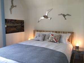 Comfort Double Room (du Nau) | Individually decorated, individually furnished, blackout drapes - L'Ecrin de L'Ocean, 80 mètres de la mer (Le Pouliguen)