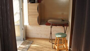 Standard Room, 1 Queen Bed, Annex Building | Living area