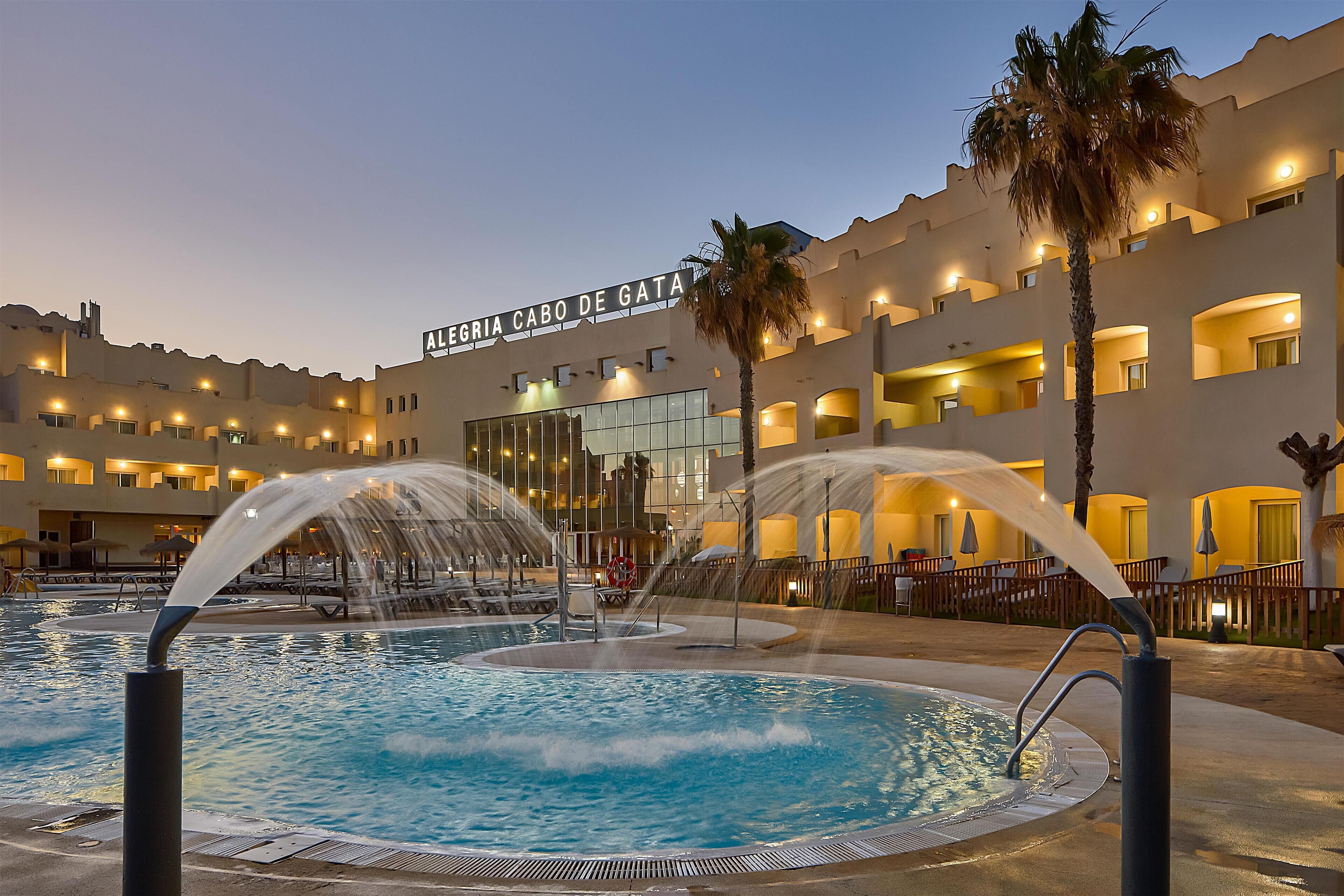 2 piscines extérieures, parasols de plage, chaises longues
