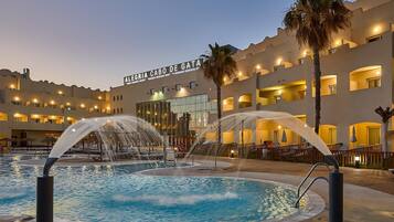 2 piscines extérieures, parasols de plage, chaises longues