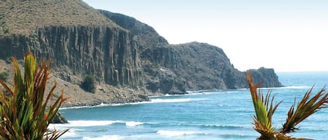 2 albercas al aire libre, sombrillas en la alberca y camastros