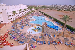 2 udendørs pools, parasoller, liggestole