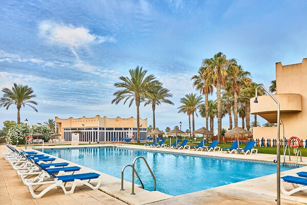 2 Außenpools, Sonnenschirme, Liegestühle