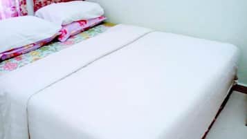 Escritorio y tabla de planchar con plancha