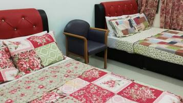 Family Suite - Pulau Ketam | Desk, iron/ironing board