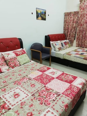 Desk, iron/ironing board - Daisyinn Budget Hotel Kuala Terengganu (Kuala Terengganu)
