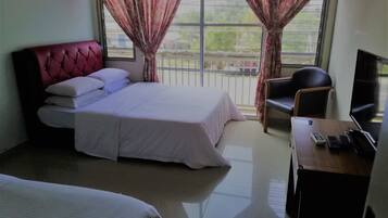 Family Suite (Pulau Perhentian) | Meja, seterika/papan seterika