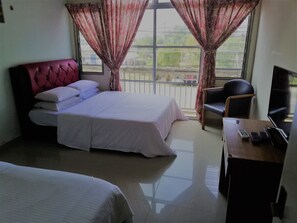 Family Suite - Pulau Perhentian | Desk, iron/ironing board - Daisyinn Budget Hotel Kuala Terengganu (Kuala Terengganu)