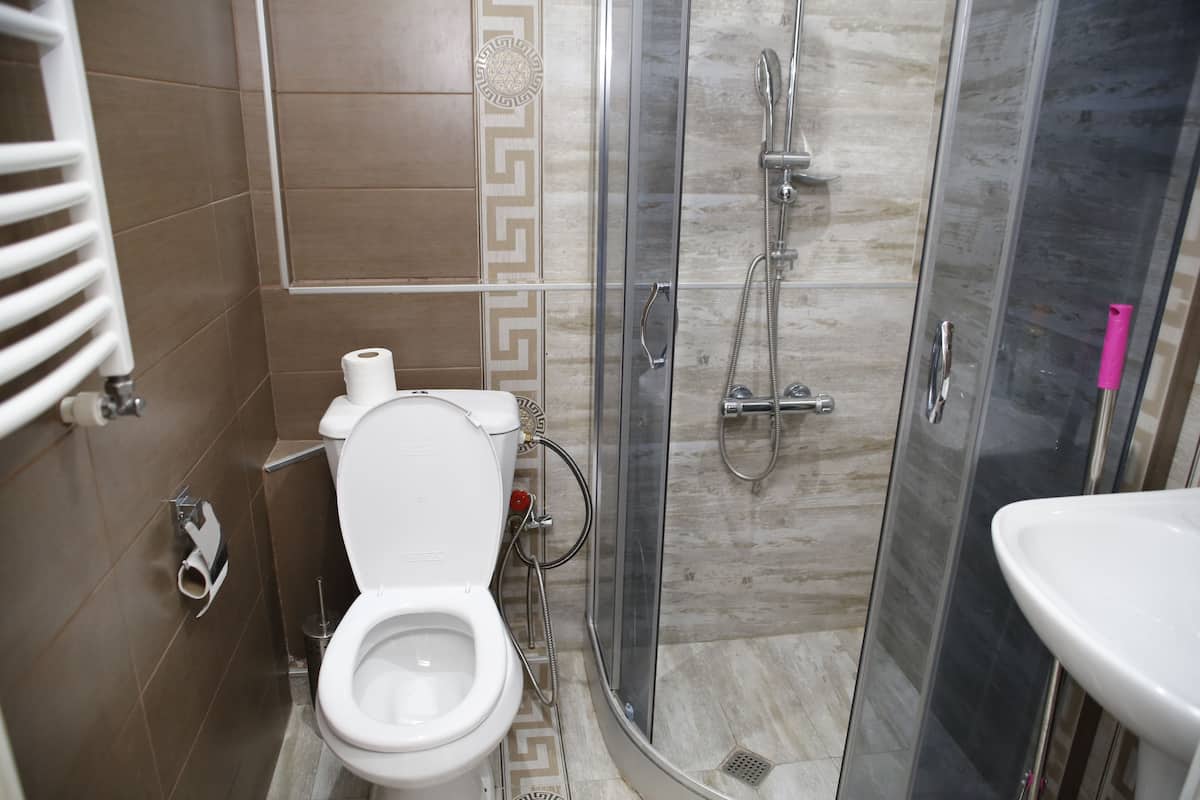 Habitación doble Confort, vista a la ciudad | Baño | Tina y regadera independientes y regadera tipo lluvia