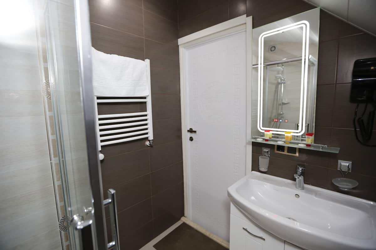 Habitación cuádruple Deluxe, vista a la montaña | Baño | Tina y regadera independientes y regadera tipo lluvia
