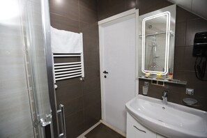 Deluxe Quadruple Room, Mountain View | Bilik Mandi | Tab mandi dan pancuran berasingan, hulu semburan mandi hujan 
