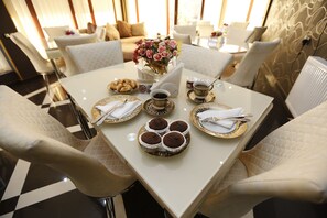 Sudah termasuk sarapan lengkap setiap hari
