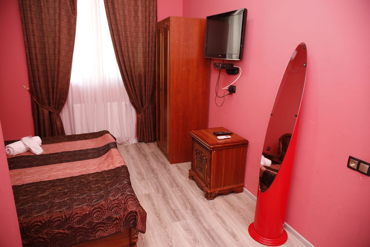 Habitación Deluxe, 1 cama matrimonial, vista al jardín | Sábanas de algodón egipcio, ropa de cama de alta calidad y edredón