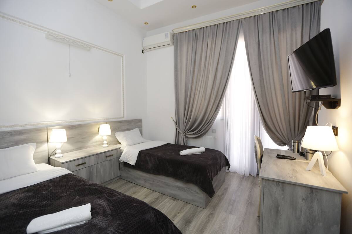 Habitación estándar con 2 camas individuales, vista al jardín | Sábanas de algodón egipcio, ropa de cama de alta calidad y edredón