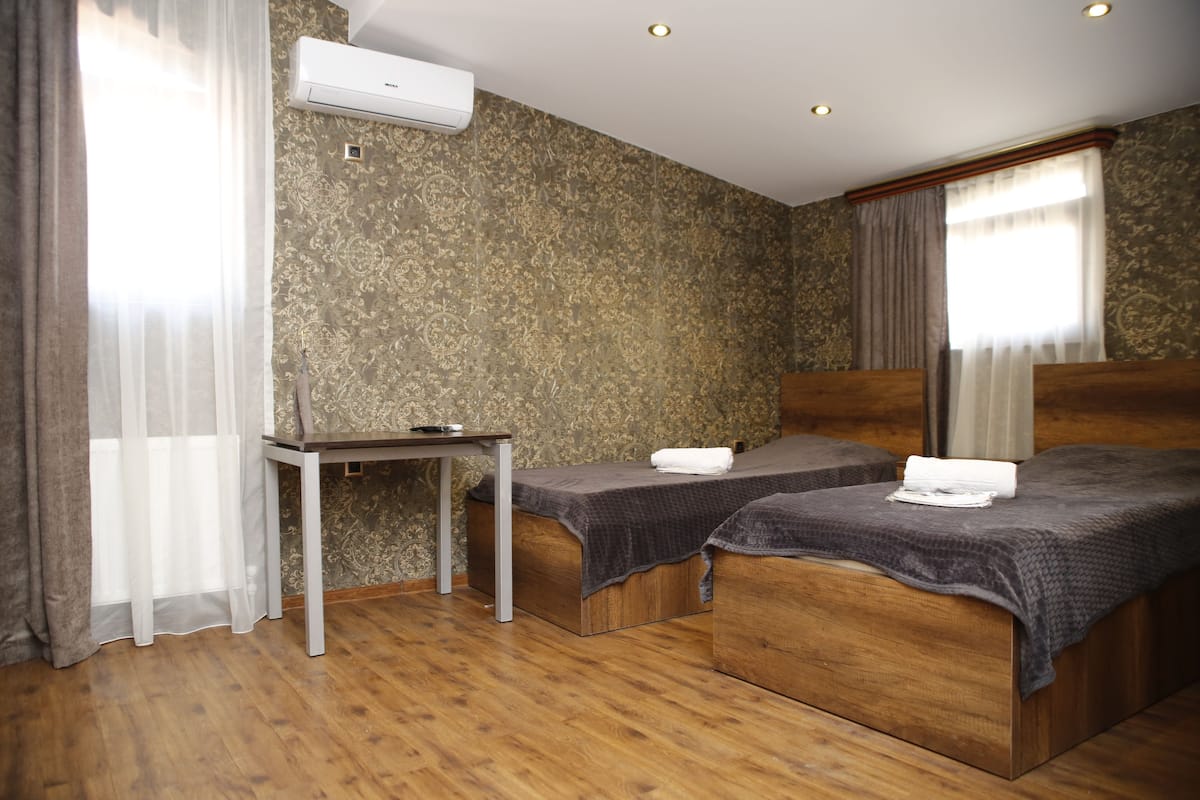 Habitación Deluxe con 2 camas individuales, vista a la ciudad | Sábanas de algodón egipcio, ropa de cama de alta calidad y edredón