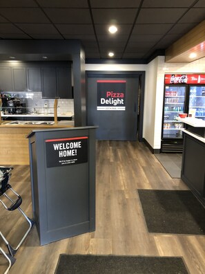 Déjeuner et dîner servis sur place