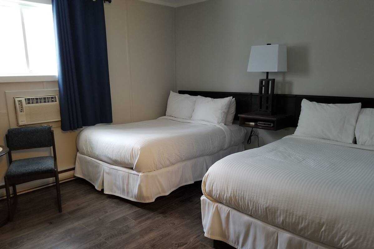 Habitación doble | Tabla de planchar con plancha, wifi gratis y ropa de cama 